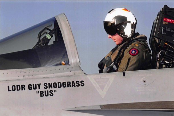 Guy „Bus Snodgrass, wówczas jeszcze porucznik w kokpicie F/A-18 