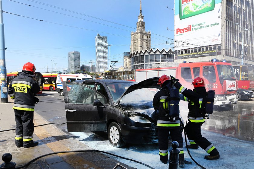 W Al. Jerozolimskich spłonął citroen. Na szczęście kierowcy auta nic się nie stało. Ogień pojawił się w komorze silnika. Pożar ugasili strażacy.