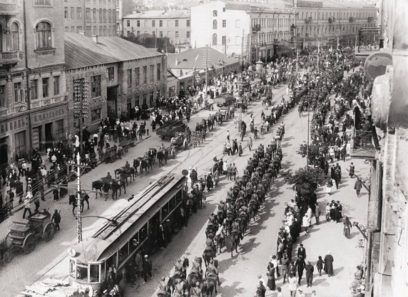 Oddziały polskie i ukraińskiej wkraczają do Kijowa. Widoczna jest tu ul. Wielka Włodzimierska (7 maja 1920 r., domena publiczna).