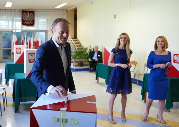 Przewodniczący Rady Europejskiej Donald Tusk z córką Katarzyną i żoną Małgorzatą podczas głosowania w Sopocie