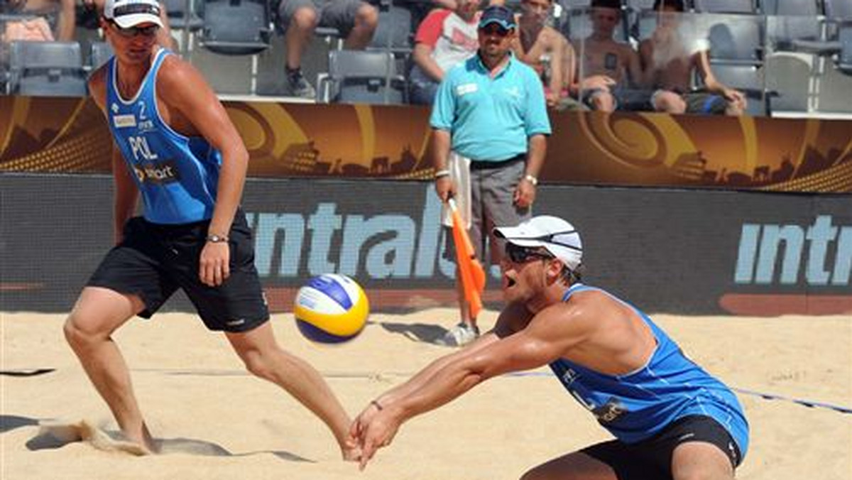 Michał Kądzioła (MKS Dąbrowa Górnicza) i Jakub Szałankiewicz (Stakolo Staszów) po drugiej porażce w turnieju siatkarzy plażowych World Tour w Pradze (pula nagród 190 tys. dolarów) odpadli z dalszej rywalizacji. Zawody zakończyli na 13. miejscu.