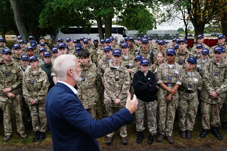 Britanski minitar odbrane Al Karns u razgovoru sa kadetima