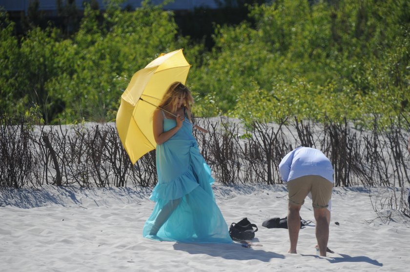 Małgorzata Socha podczas sesji na plaży