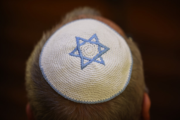 Przewodniczący Niemiecko-Izraelskiego Towarzystwa Volker Beck nosi kipę z gwiazdą Dawida podczas ceremonii w synagodze Muenstersche Strasse w Berlinie, Niemcy, 3 listopada 2023 r.