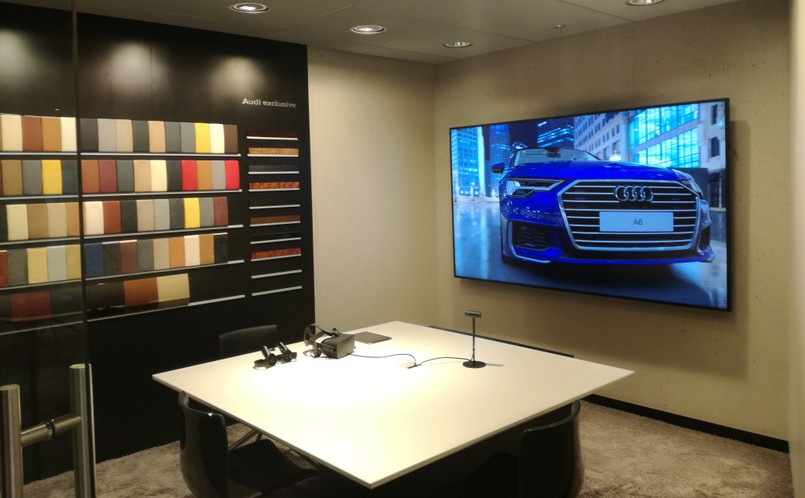 Warszawski salon Audi City to dwa piętra o łącznej powierzchni 520 m kw. Centralnym elementem salonu są dwa specjalne pomieszczenia, tzw. Customer Private Lounge, w których można skonfigurować dowolny model niemieckiej marki. Jest też otwarta przestrzeń Customer Lounge