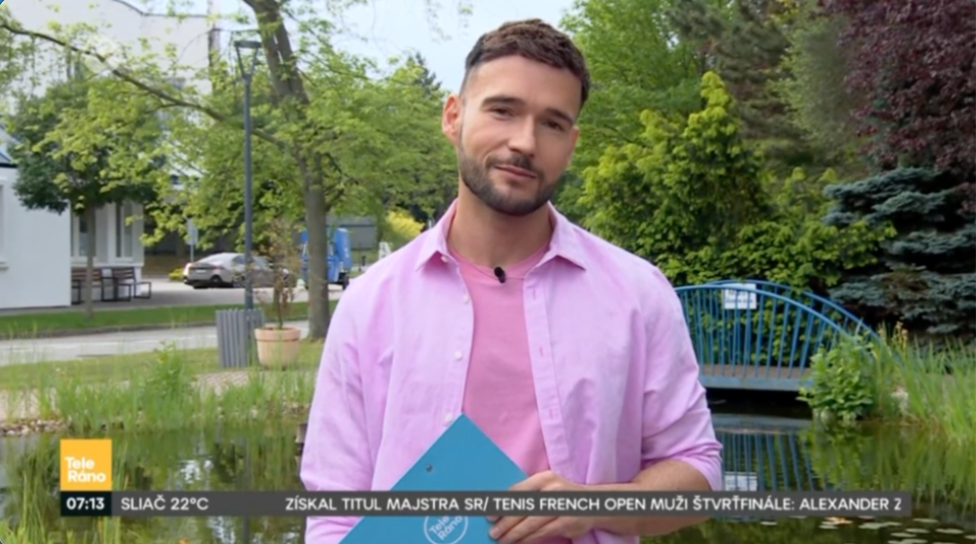 Moderátor Vratko Sirági v Teleráne. 