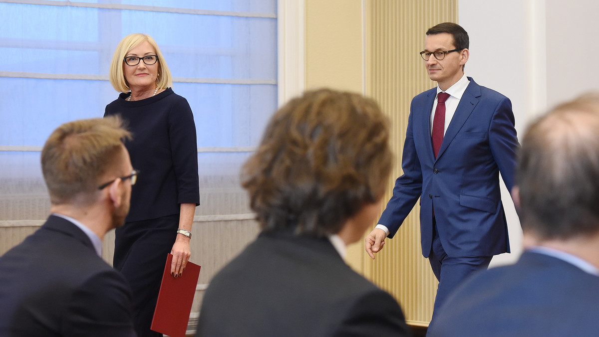 Dziś po godz. 10 rozpoczęło się ostatnie w tym roku posiedzenie rządu. Rada Ministrów rozpatrzy projekty ustaw dot. m.in. elektromobilności i paliw alternatywnych oraz powstania instytucji, w skład której ma wejść kilkadziesiąt połączonych ze sobą instytutów badawczych.