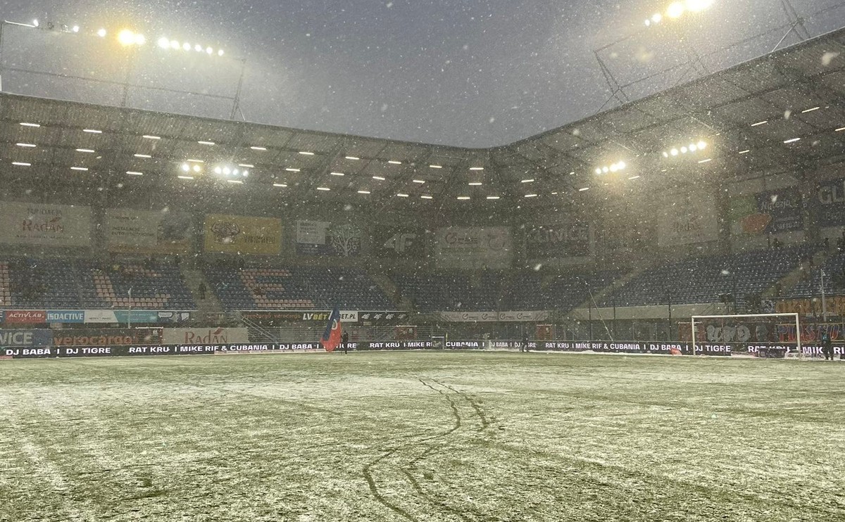 Arbiter główny spotkania Piast Gliwice-Puszcza Niepołomice przerwał mecz z powodu warunków atmosferycznych
