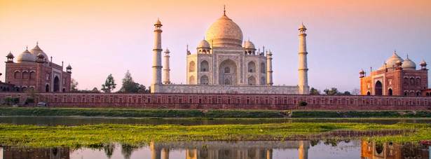Tadż Mahal - – indyjskie mauzoleum wzniesione przez Szahdżahana z dynastii Wielkich Mogołów, na pamiątkę przedwcześnie zmarłej, ukochanej żony Mumtaz Mahal. Obiekt bywa nazywany świątynią miłości.