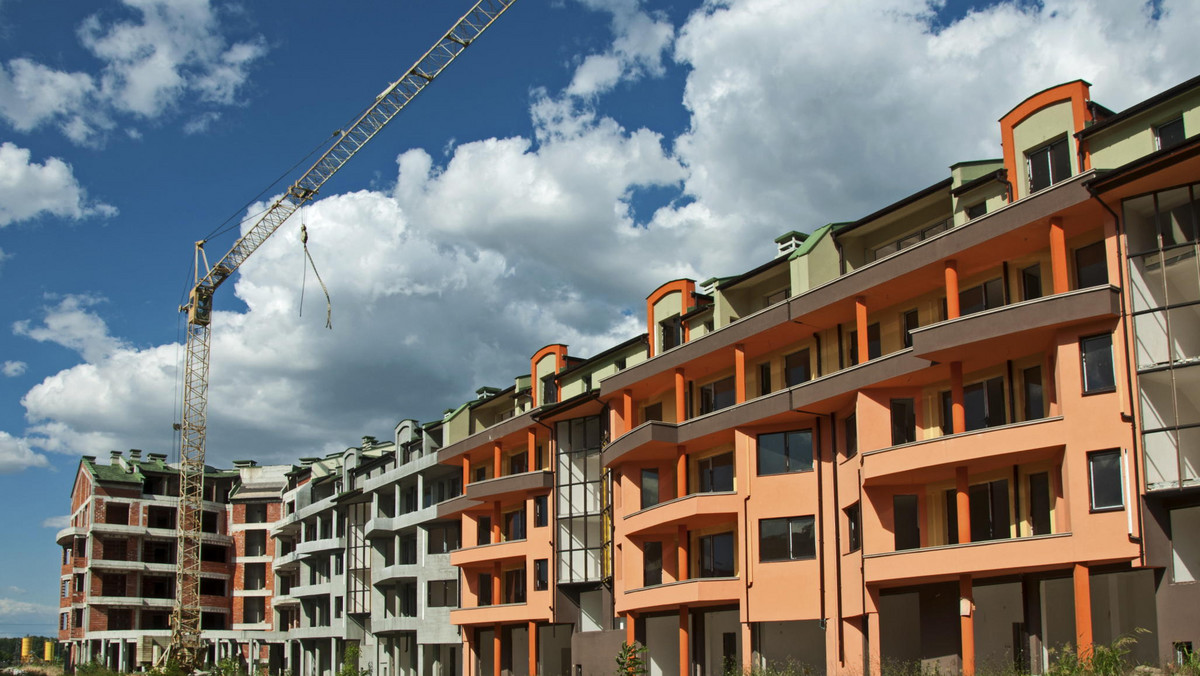Piątkowe dane GUS dotyczące rynku mieszkaniowego świadczą o regresie w budownictwie; poprawy można spodziewać się najwcześniej w drugiej połowie roku - oceniają eksperci. Niepokoi ich spadek liczby wydawanych pozwoleń na budowę.