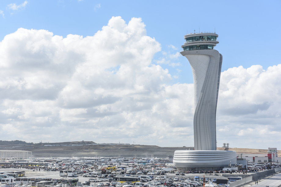 Nowe lotnisko w Stambule ma zostać w pełni otwarte 7 kwietnia 2019 roku. Wtedy przeniosą się na nie linie lotnicze z lotniska Ataturka, dotychczas największego portu lotniczego w kraju