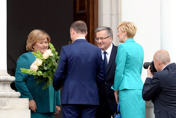 Andrzej Duda i jego żona Agata oraz Bronisław Komorowski i jego żona Anna przed spotkaniem w Belwederze