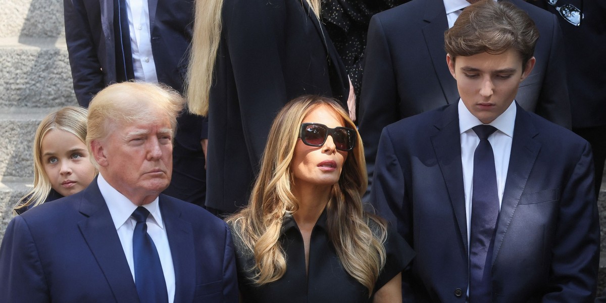 Donald Trump, Melania Trump i Barron Trump na pogrzebie Ivany Trump.