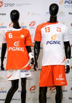 Reprezentacja Polski ma nowe stroje. Zagra w nich na mundialu. ZDJĘCIA