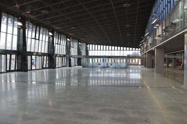 Dworzec kolejowy Warszawa Wschodnia – remont zbliża się do końca – na zdjęciu hala główna (5)