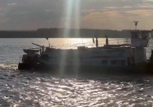 Kruzer sa 238 ljudi nasukan na Dunavu