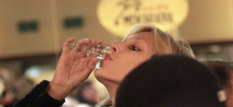 Zobacz, jak Anja Rubik pije wódkę w stołecznej knajpce