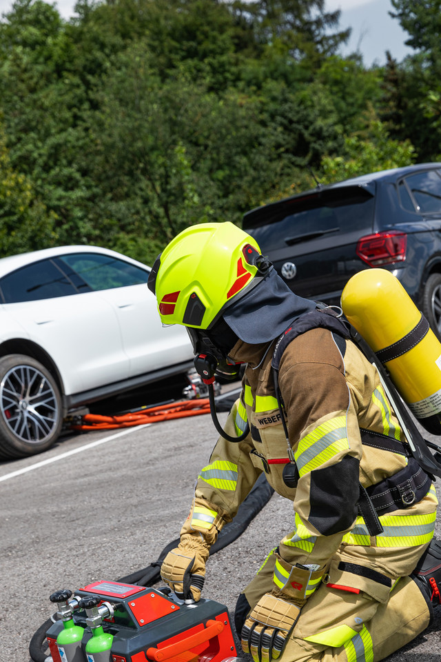 Rosenbauer opracował system gaszenia baterii litowo-jonowych w autach elektrycznych