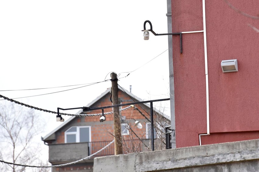 Na čitavoj kući nalaze se kamere. One su postavljene i na banderi