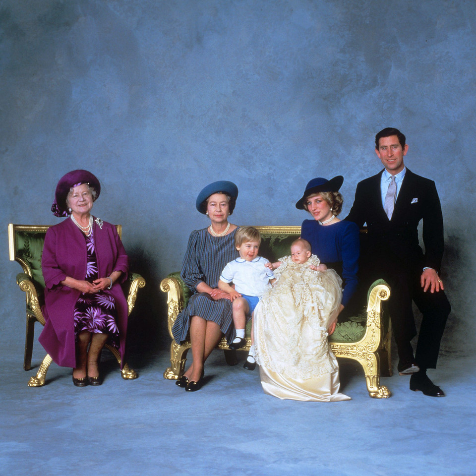 Księżniczka Charlotte i książę George zawsze ubrani są tak samo. Znamy powody!
