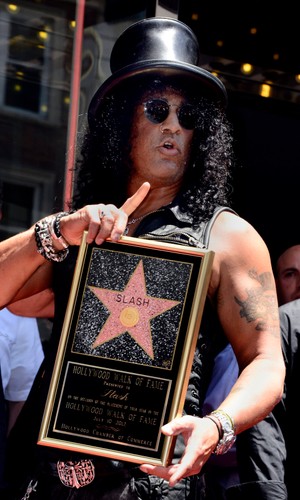 Slash ze swoją gwiazdą podczas ceremonii w Hollywood