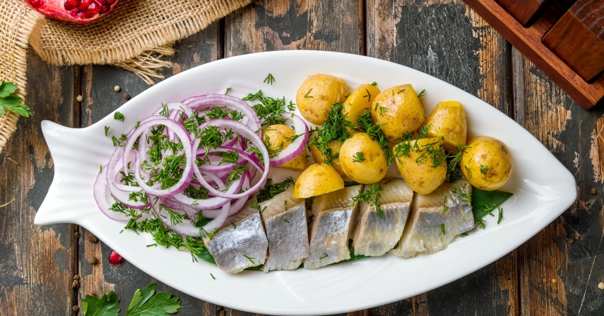 Pyszne śledzie pocztowe polecają się na obiad. Idealne do gorących ziemniaków