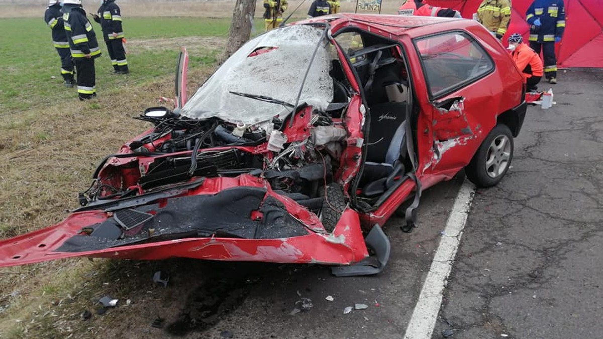 Tragiczny wypadek. Nie żyje jedna osoba, samochody doszczętnie zniszczone