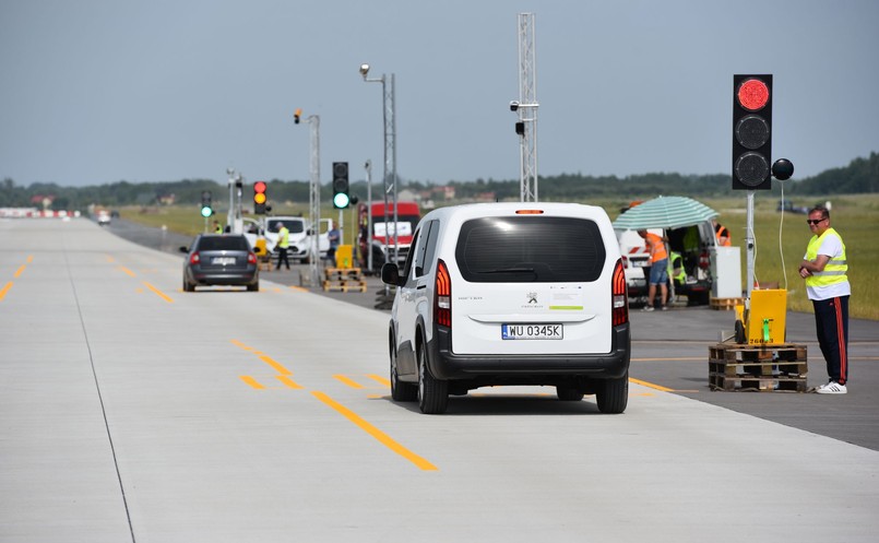 Nowe rejestratory przejazdu na czerwonym świetle - testy Red Light na Lotnisku Warszawa-Radom