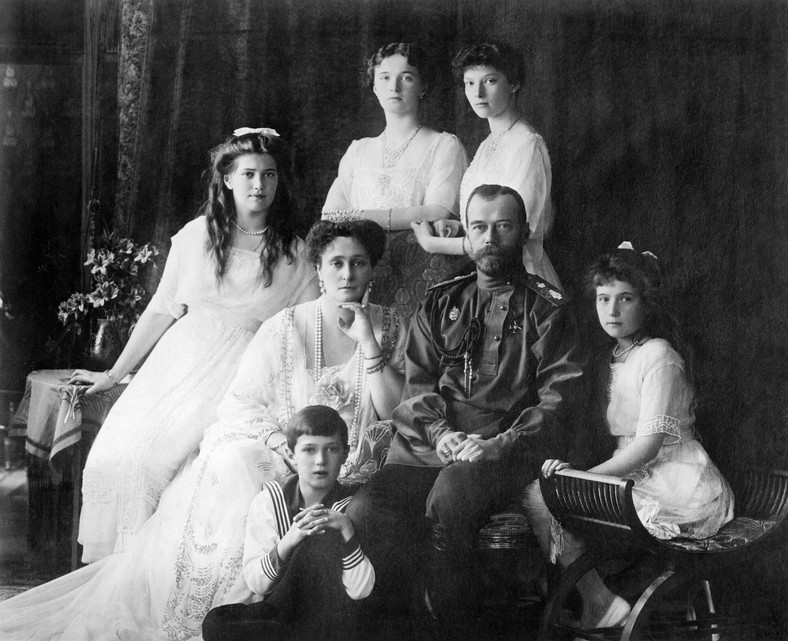 Cesarz Mikołaj II, cesarzowa Aleksandra Fiodorowna, wielkie księżne (od lewej) Maria, Tatiana, Olga, Anastazja i książę Aleksy, 1914 r.