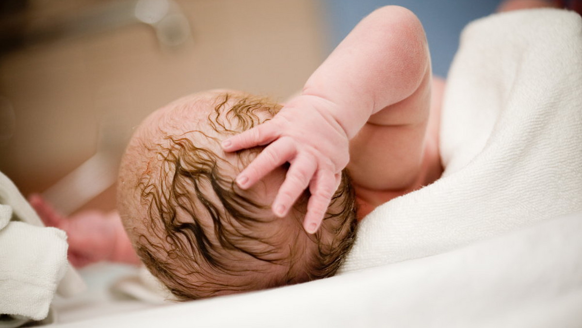 Emily Dial jest położną. Kiedy dowiedziała się, że zostanie mamą, zapragnęła, żeby na sali porodowej obecna była jej przyjaciółka fotografka. Kolejną decyzją, był poród przez cesarskie cięcie.