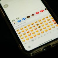 Az emoji-k használata a magasabb érzelmi intelligencia jele lehet