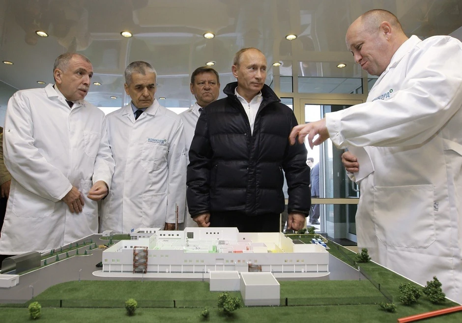 Ruski predsednik Vladimir Putin (C) sa Prigožinom (D) tokom posete "Konkordu" u septembru 2010.