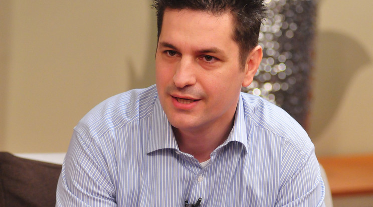 Szalay Ádám a TV2 Napló című műsorának főszerkesztője és riportere volt Forrás: TV2