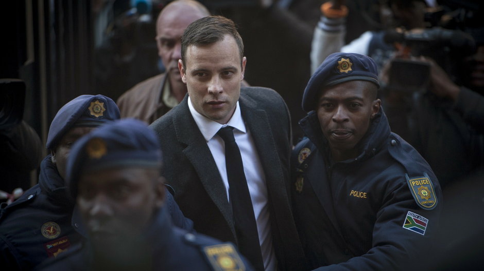 Po wyjściu z więzienia Oscar Pistorius zamiata podłogi w kościele
