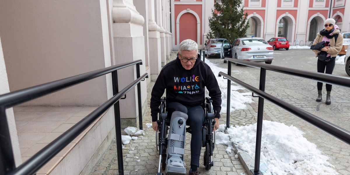 Prezydent Jacek Jaśkowiak pomimo złamanej nogi, nie rezygnuje z obowiązków zawodowych.