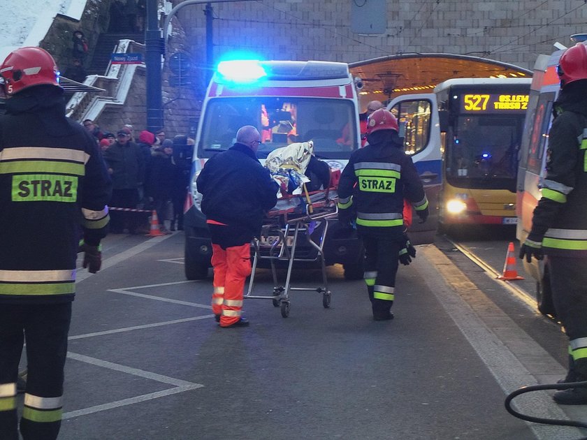 Wypadek w Warszawie. Samochód wjechał w przystanek. Są ranni