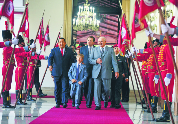 Aleksander Łukaszenka oznajmił podczas niedawnej wizyty w Wenezueli, że jego trzeci – nieślubny– syn Kola przejmie po nim stery władzy na Białorusi Reuters/Forum