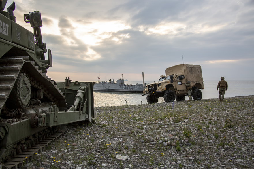 Ćwiczenia wojskowe na poligonie Tofta na obrzeżach Visby na Gotlandii w czerwcu 2022 r.