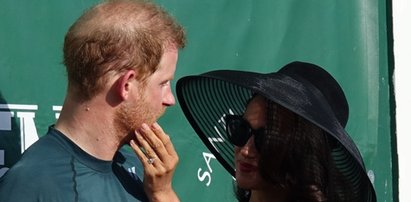 Uściskom i całusom na trawie nie było końca! Meghan wprost nie mogła oderwać się od Harry'ego. Mina księcia mówi wszystko...