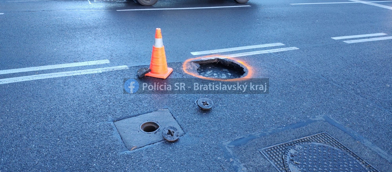 Na Miletičovej ulici v Bratislave sa prepadla vozovka.