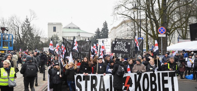 Czarny Piątek nie tylko w Warszawie. Kobiety protestują przeciw planom zaostrzenia ustawy antyaborcyjnej