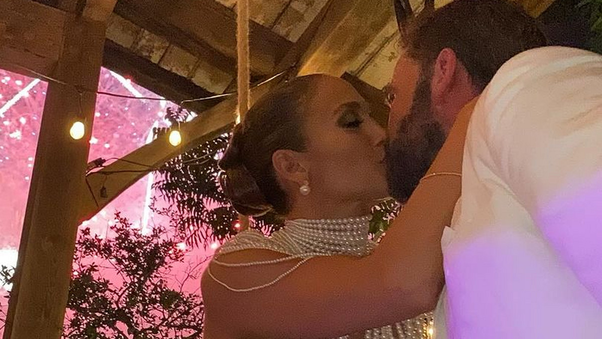 Jennifer Lopez i Ben Affleck są rok po ślubie. Pokazali niepublikowane zdjęcia