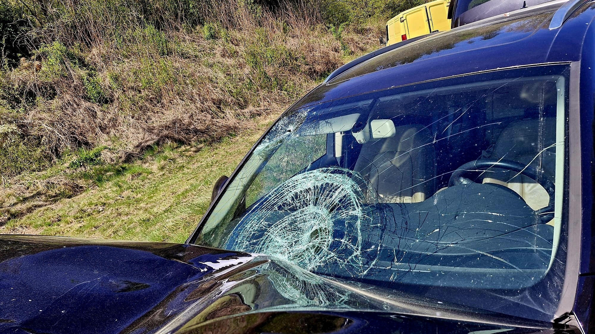 Po zrážke auta a bicykla neďaleko Banskej Štiavnice zomrel cyklista. 
