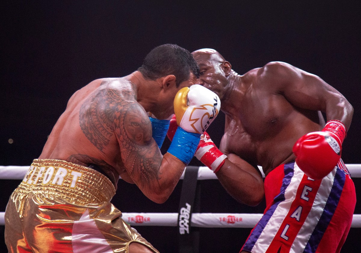 Vitor Belfort (L) i Evander Holyfield (P)