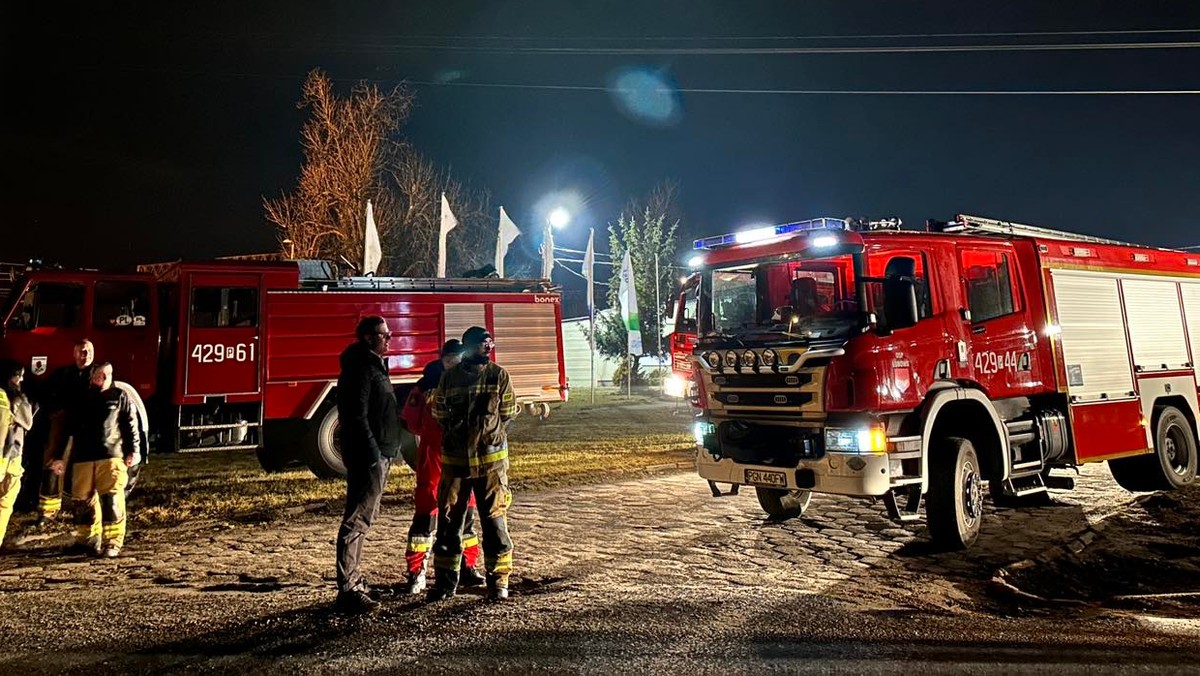 Wszedł na zamarzniętą taflę. Nocna akcja wielkopolskiej straży pożarnej