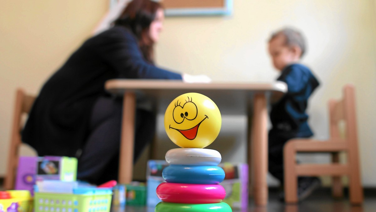 Publiczne przedszkole dla dzieci z autyzmem i pokrewnymi zaburzeniami zostanie otwarte we wrześniu w Częstochowie - poinformowało biuro prasowe Urzędu Miasta. Powstaną trzy małoliczebne grupy. W każdej z nich będzie maksymalnie czworo dzieci.