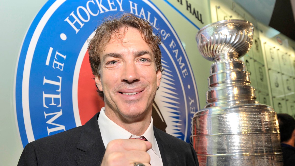 43-letni Sakic to ikona klubu Colorado Avalanche. Właśnie z nim triumfował w NHL w 1996 i 2001 roku. 13 razy wybierano go do Meczu Gwiazd. Jest członkiem prestiżowego Triple Gold Club, skupiającego zawodników i trenerów, którym udało się zdobyć mistrzostwo olimpijskie, świata i Puchar Stanleya. Obecnie tej sztuki dokonało tylko 25 hokeistów. Karierę zakończył przed trzema laty.