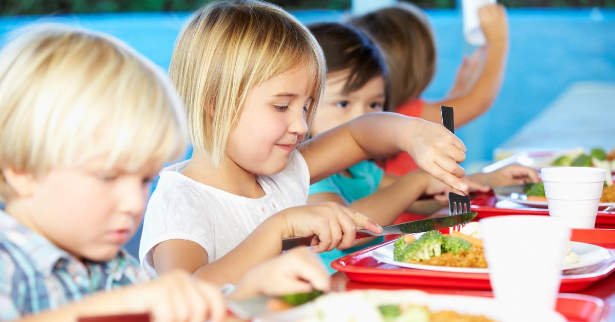 Posiłki w publicznych szkołach i przedszkolach – najczęstsze wątpliwości