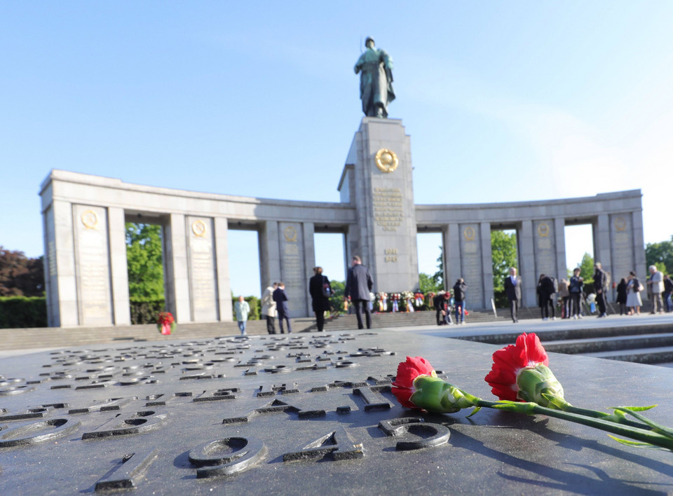 Czerwone goździki na placu przy Pomniku Radzieckim w Berlinie