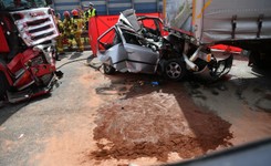 Śmiertelny wypadek na S8. Auto zmiażdżone przez tiry [WIDEO]